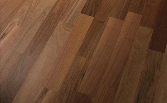 Proti zátěži vysoce odolná dřeva specifického vzhledu a různé typy třídění umožňují na podlahové ploše docílit zcela