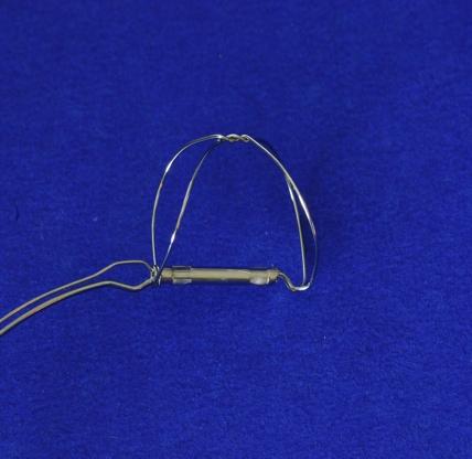 VAROVÁNÍ: Pokud umístění implantátu způsobí významnou změnu v elektrokardiogramu (EKG), implantát znovu zachyťte a odstraňte.