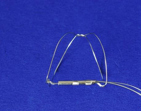 LAB-1462-01AB: CARILLON Mitral Contour System (XE2) Instructions for Use Obr. 4.10: Odjištěná proximální kotva Obr. 4.11: Zajištěná proximální kotva iv.