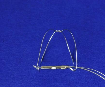 VAROVÁNÍ: Po odpojení implantátu od sestavy rukojeti již ho není možné pomocí sestavy rukojeti znovu zachytit.
