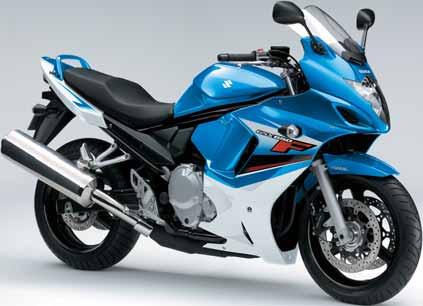 120/70ZR17M/C (58W), 160/60ZR17M/C (69W), 19 l Foto: GSX650FA Metallic Triton Blue /
