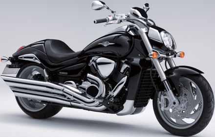 INTRUDER M1800R 2 dvouválec do V (54 ), DOHC Objem motoru: 1783 cm 3 705 mm 347 kg 130/70R18M/C 63V, 240/40R18M/C 79V, Candy Dark Cherry Red (YMK) 19,5 l Foto: INTRUDER M1800R 2 INTRUDER