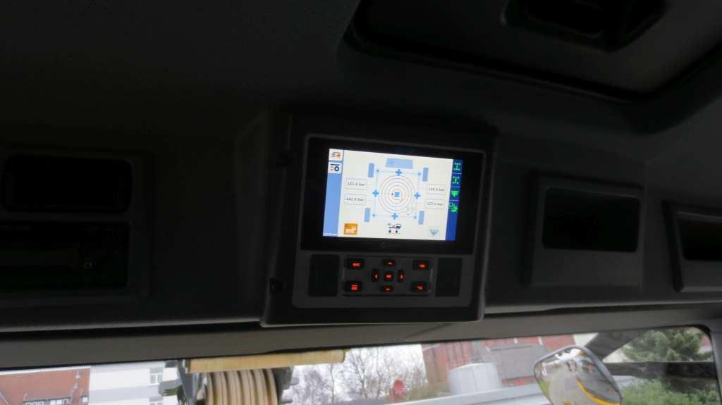 Displej řídicího systému CCS v kabině řidiče.