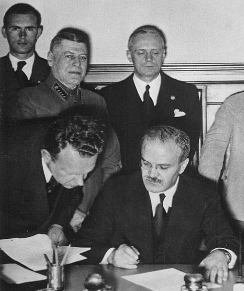 13.* Pod skratkou PM-R sa skrýva významný dokument, ktorý otvoril cestu druhej svetovej vojne. Bol pomyselným zavŕšením (vtedy) dobrých vzťahov medzi dvoma diktatúrami v medzivojnovom období.