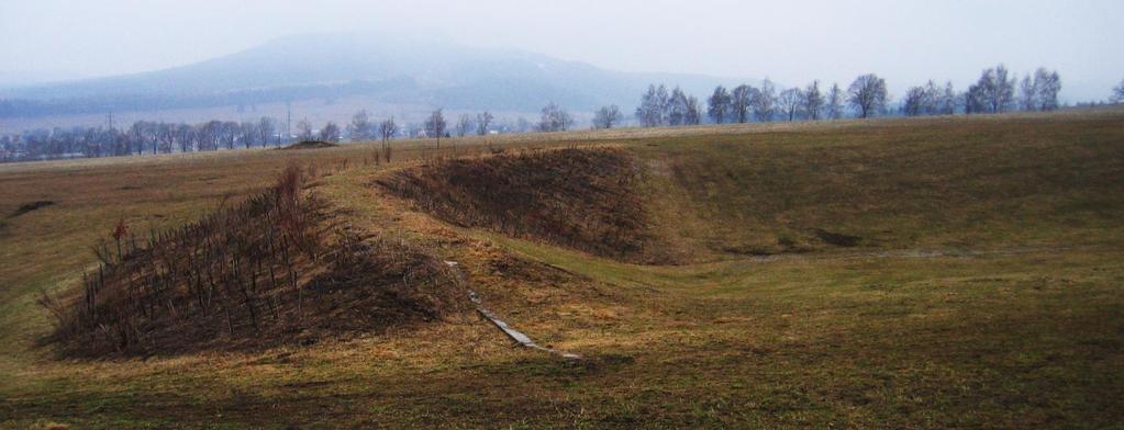 Úprava povrchu hráze Opevnění návodního svahu je nutno přizpůsobit skutečnosti, že nádrž bude zaplňována a prázdněna v krátkých časových intervalech a pohyb