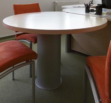 Elegantní propojení jednotlivých stolů vytváří velmi reprezentativní charakter stolových sestav. TVAROVÉ A ROVNÉ PRACOVNÍ A JEDNACÍ STOLY... horní deska je vyrobena z ekodřevotřískové desky tl.
