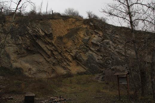 2.6.4 Černý lom Obrázek 11: Černý lom (foto: L. Hrouda) Svrchní část přídolského souvrství, tedy nejvyšší silur, ve svých svrchních hranicích odpovídá hranici mezi silurem a devonem.