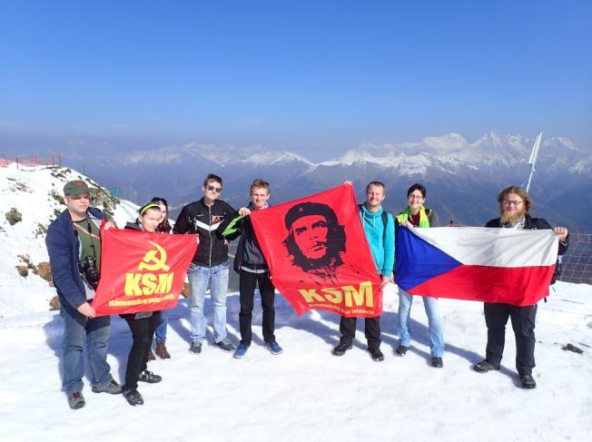 Samozřejmě jsme nemohli opomenout ani návštěvu nedaleké Stalinovy chaty. Lanovkou jsme dokonce vyjeli na Rozu Pik nejvyšší bod lyžařského střediska Roza Chutor (2 320 metrů) na Kavkaze.