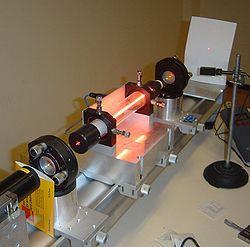 Lasery Vysoká koherence a malý rozptyl laserového paprsku může způsobit soustředění paprsku pouze
