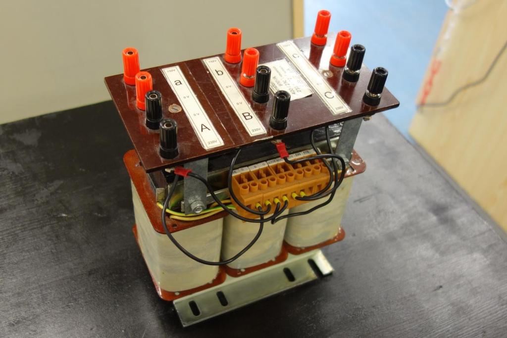 2.4 Měřený transformátor Oteplovací zkoušku v rámci bakalářské práce budeme provádět na suchém trojfázovém transformátoru o výkonu 900 VA s napětím 400/230 V sdružených a 230/132 V fázových.