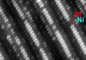 Bodové vady foto elektronový mikroskop světlé pruhy - atomy niklu