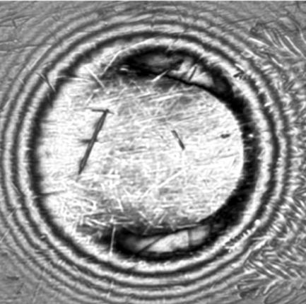 Hloubka této mikrorýhy byla 90 nm a její délka nebyla větší, než byl průměr kontaktní oblasti, jak je možné vidět na interferogramu na obr. 1-19b. a) b) Obr.