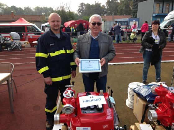 Spolu s našimi hasièi pøevzalo dary dalších 25 obcí a jejich jednotek dobrovolných hasièù.