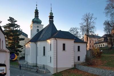 Obrázek 10 - Kostel sv. Anny Obrázek 11 - Fara č. p.