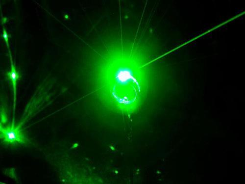 laser lze fokusovat (ideálně) do plochy a dosáhnout vysoké hustoty toku
