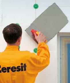 dávku lepiacej hmoty Ceresit CT 84 pod dosku a zaplniť pri vytiahnutí aj miesto, kde sa