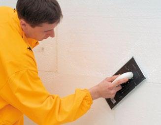 škáry (šírka od 2 mm do 4 mm) medzi tepelnoizolačnými doskami z EPS a zle