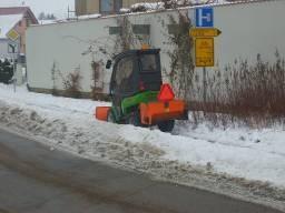 je výkonnostně shodný s kompaktními traktory, navíc je