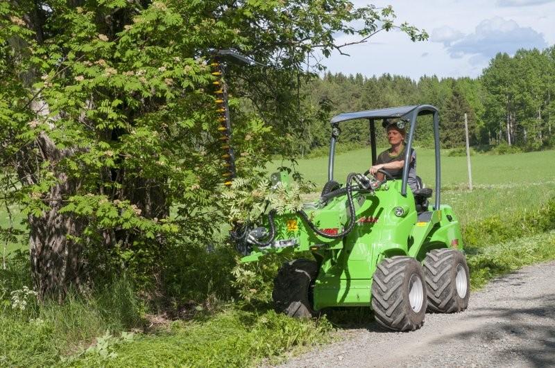 755i 523 760i Příkopová sekačka McConnel PA3530FM Příkopová sekačka McConnel v úpravě na upínací desku AVANT Velice kompaktní na transport Maximální horizontální vyložení 3.