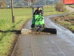 Pracovní záběr nastavitelný na 1450 / 1850 / 2450 mm Výška stěrky 330 mm Nastavení záběru mech.