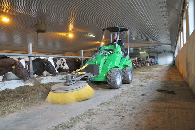 68 Talířové koště Slouží k přihrnování potravy v chovu