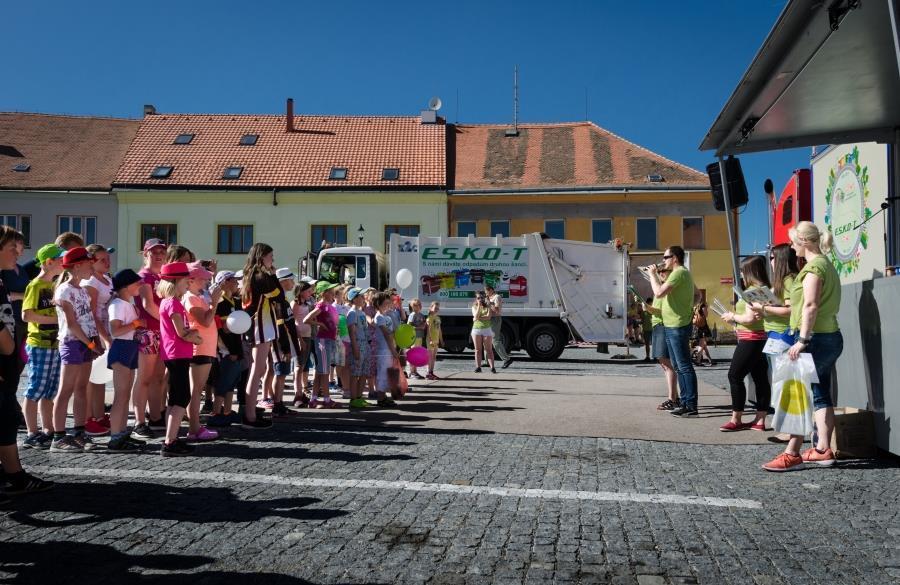 JAROMĚŘICE NAD ROKYTNOU Dne 27. 5. 2017 proběhla další akce TOUR 2017-Třídění je zábava. Tentokrát se akce konala v Jaroměřicích nad Rokytnou a zahájil ji pan starosta Jaroslav Soukup.