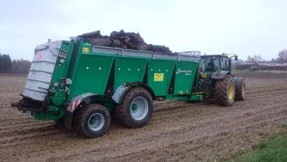 V agregaci s traktorem John Deere s nízkotlakými flotačními pneumatikami nedochází při deštivém počasí nebo brzy na jaře k tvorbě kolejí na poli.