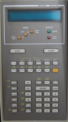 Záznam dat a řízení plynového chromatografu se provádí prostřednictvím připojeného PC vybaveného softwarem HP Chemstation.