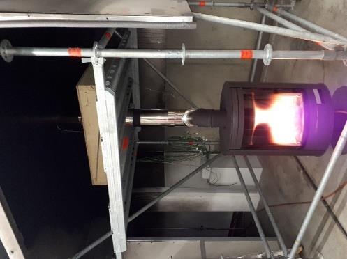 Kapitola 3: Příprava laboratorní teplotní zkoušky průchodu komínového tělesa střešní konstrukcí obr. 1: umístění vzorku v požární laboratoři UCEEB e.