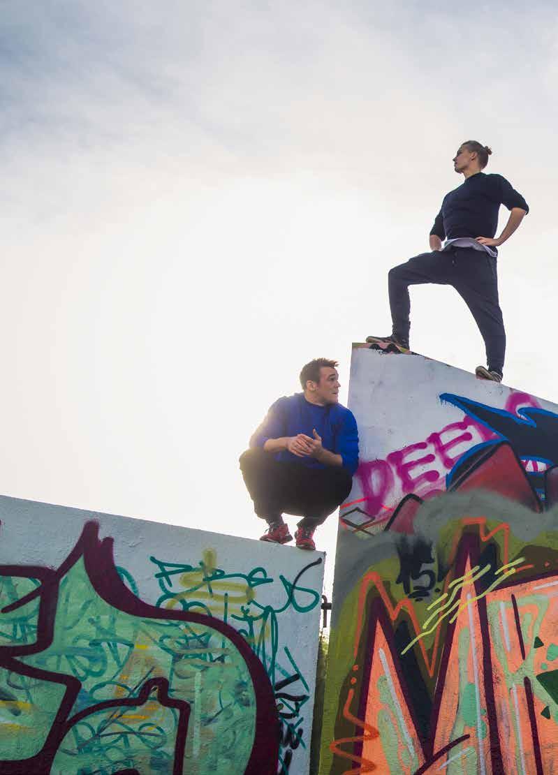 ŽÁDNÁ CESTA také cesta ACODE TESTUJE PARKOUR Když jsme byli mladí a vraceli jsme se ze školy, nikdy jsme nešli stejnou cestou dvakrát, a zvlášť ne po chodníku.