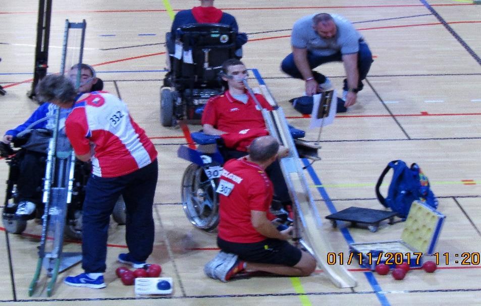 Středa 2.11. Eliminační kolo (osmifinále) začínalo pro soutěžní třídu BC3 jednotlivci hned ráno, v 9:30. V 7 hodin jsme tedy vyrazili z hotelu a v 8:00 jsme zahájili naši rozhazovací rutinu.