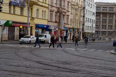 3.4.4 Přechody, automobilová a cyklistická doprava Jako problematické byly nejčastěji označovány přechody na Strossmayerově náměstí, které je důležitým cílem i křižovatkou cest (nákupy, přístup k