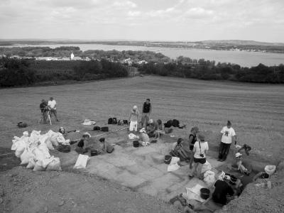 Obr. 5. Dolní Věstonice IIa, celkový pohled na výzkum v roce 2012. Fig. 5. Dolní Věstonice IIa, general view of the 2012 excavation. Obr. 6.