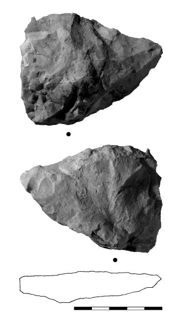 Obr. 9. Úštěp s malými vruby na dorzální a ventrální straně (vyhotovil P. Neruda). Fig. 9. Flake with small notches on dorsal and ventral surfaces (by P. Neruda). levé hrany (ventrální plochy) je patrný malý vrub sestávající ze dvou negativů.