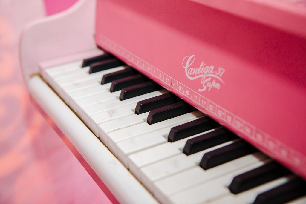 Klasický, nebo digitální? Existuje klasický klavír, kde tón vzniká tak, že úderem do kláves kladívka v těle klavíru rozkmitají struny a jejich chvění vydává zvuky tóny. Pak existuje elektrický klavír.
