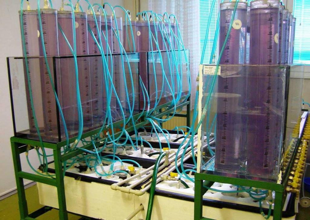 Obr. 2: Laboratorní 48-hnízdní zařízení pro sledování vývoje bioplynu s automatickým časováním promíchávání Naměřené výsledky byly statisticky vyhodnoceny a rozdíly mezi průměry byly testovány pomocí