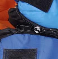 OCHRANNÁ PŘEZKA Na suchý zip zajišťuje zip proti rozepnutí.