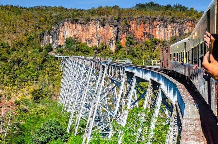 Gokteik Viaduct na cestě do Mandalay Loď Plavba se může stát pěkným oživením výletu. Při delších výletech budete mít v ceně plavby i snídani, oběd a svačinky.