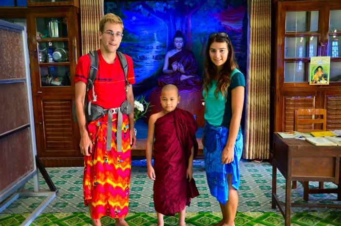 Na návštěvě v klášteře, Yangon. Narazili jsme i na další výjimky, kterými jsou tzv. homestays na trecích. Pokud se vypravíte na nějaký ten horský přechod, např.