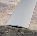 PŘECHODOVÉ PROFILY Přechodový profil vrtaný 60 5 mm Hliníkový přechodový profil s otvory pro zapuštěné šrouby se používá pro ukončení nebo plynulý přechod mezi podlahovými materiály s minimálním