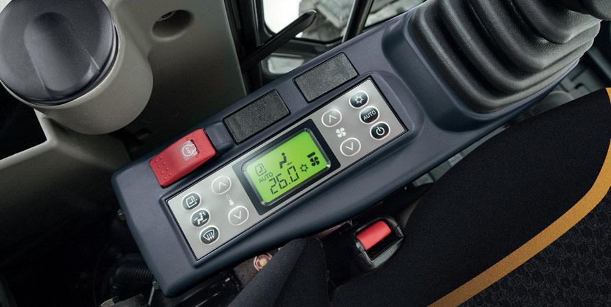 OBSLUHA SI TO ZASLOUŽÍ SNADNÉ OVLÁDÁNÍ Lepší výbava Standardně dodávaný barevný monitor je umístěný tak, aby byl snadno čitelný, ale co nejméně překážel ve