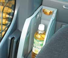 Přetlaková kabina Spojení automatické klimatizace, filtru vzduchu a vnitřního tlaku vzduchu v kabině (60 Pa) zabraňuje vnikání prachu do kabiny.