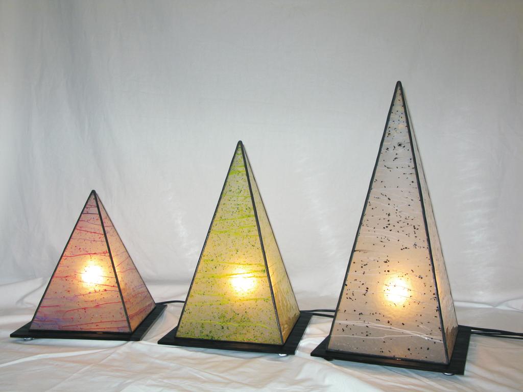 Postranní světlo Pyramida Krok za krokem- instruktážní leták markus klein Světla z designové řady "postranní světla" se zkládají ze dvou oddělených částí,světla a světelné základny.
