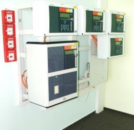 Ústředna EPS Základní funkce: nepřetržité napájení hlásičů a dalších prvků EPS včetně UPS vyhodnocení signálů z hlásičů ovládání připojených zařízení kontrola provozuschopnosti systému EPS