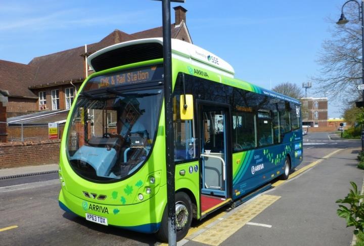 Hlavní trendy v technologiích průběžně dobíjených elektrobusů (3) Další sériové technologie: bezkontaktní indukční dobíjení IPT Charge (viz foto z Milton Keynes) a Bombardier PRIMOVE technologie