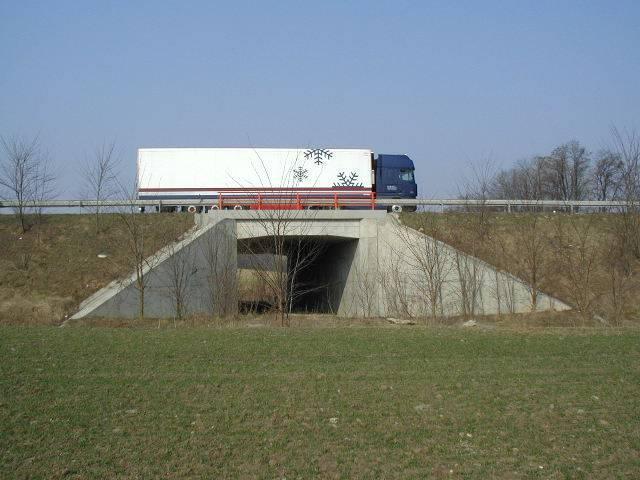 TEORETICKÝ ÚVOD Obrázek 16: Pojížděný most Ledce (Zdroj: dálnice.