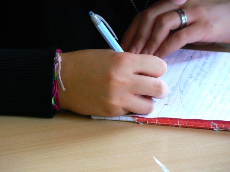 Při psaní na jeden list tužka kopíruje všechny nerovnosti lavice žáci si