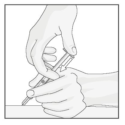 Obrázek 4 6. Když je injekční stříkačka prázdná, vytáhněte jehlu z kůže. Postupujte opatrně a držte jehlu stále pod stejným úhlem jako při vpichu. V místě vpichu může dojít ke slabému krvácení.