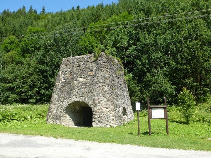 (je jediný svojho druhu a bol postavený v roku 1928), v blízkosti tunela sa nachádzajú Predajnianske vodopády.