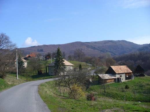 7 10 parametre časti trasy: dĺžka 10 km, prevýšenie 830 m, 3:30 h Z Kysliniek vystúpime pohodlnou lesnou cestou spolu so žltou turistickou značkou do Sedla Príslopy.